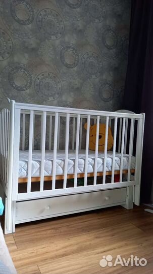 Детская кроватка и пеленальный комод