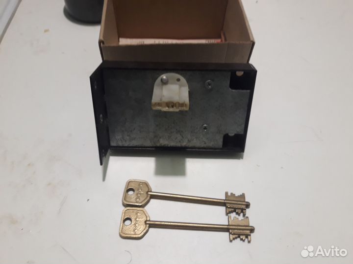 Замок дверной накладной