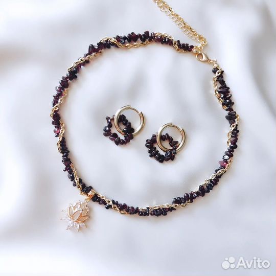 Чокер из граната Лотос