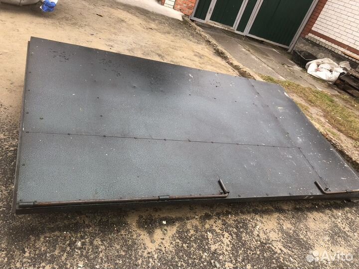 Дверь металлическая двухстворчатая в гараж