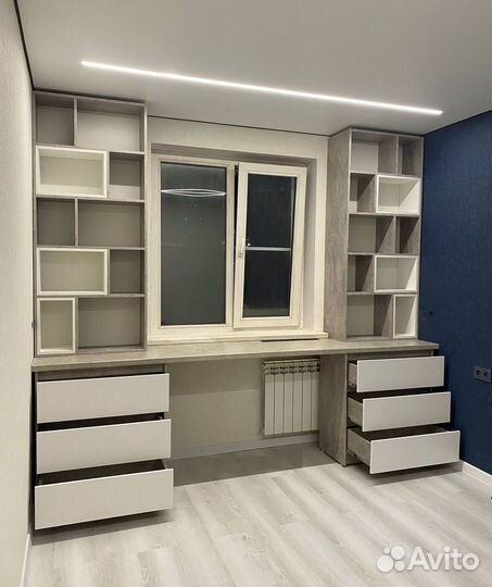 Письменный стол у окна со стеллажами А419