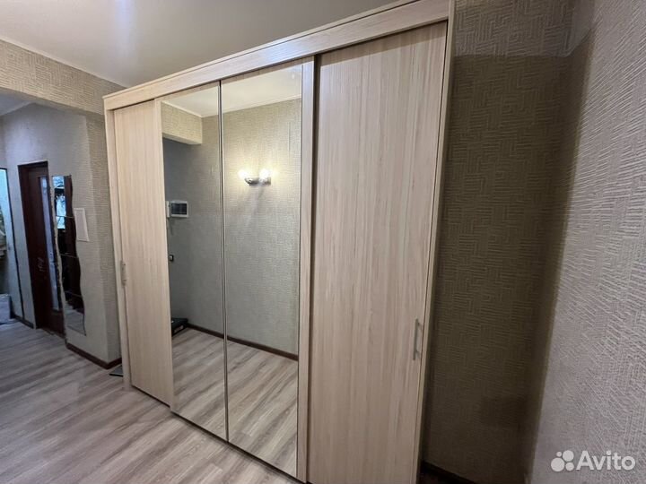 Шкаф купе со стеллажами