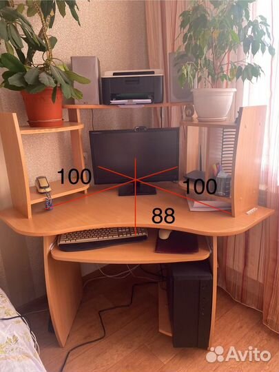 Компьютерный стол угловой с полками