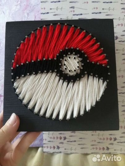 Картина из гвоздей и ниток Покебол