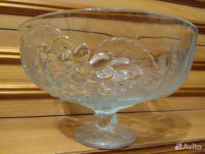 Ваза для фруктов на ножке