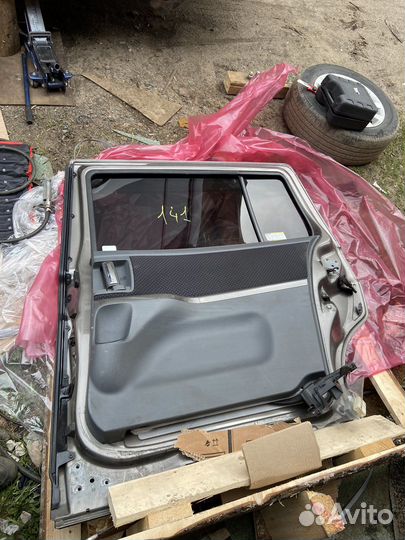 Дверь Тойота Isis (исис) правая задняя