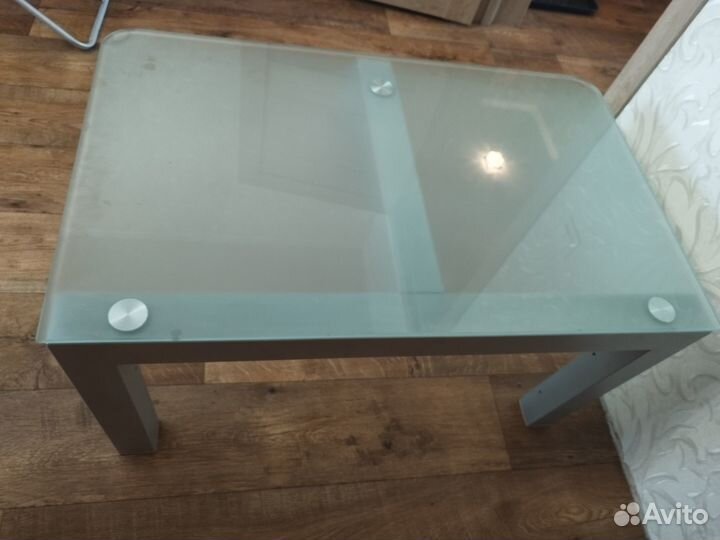 Столик стеклянный под телевизор
