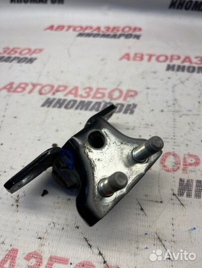 Петля двери верхняя задняя правая Mitsubishi