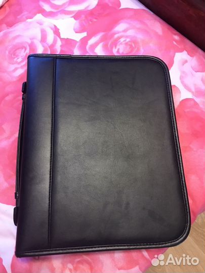 Папка с блокнотом и калькулятором