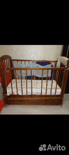 Детская кроватка с маятником и ящиком