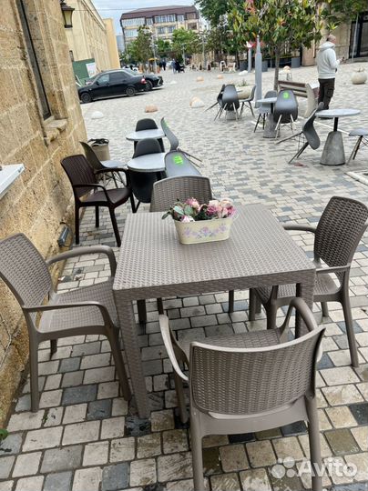 Стол со стульями