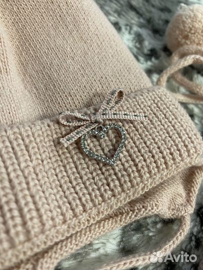 Шапка и вязанные пинетки для новорожденного