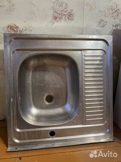 Кухонный шкафчик подвесной и раковина