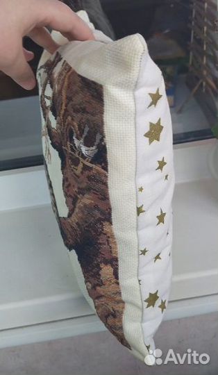 Подушка с вышивкой декоративная