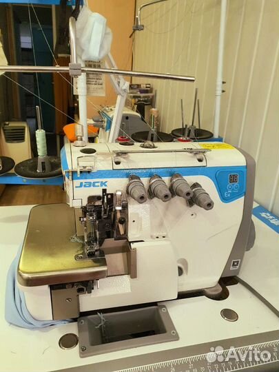 Оверлок промышленный jack e4 + стол в комплекте