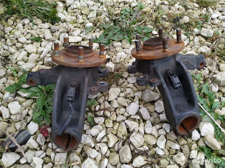 Поворотный кулак со ступицей правый и левый Мазда