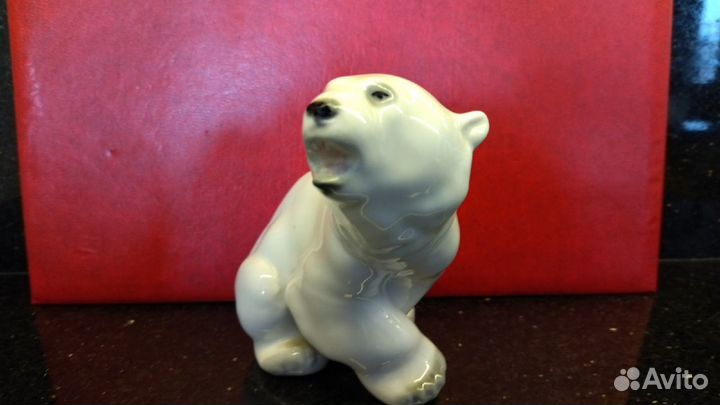 Фарфоровая статуэтка 