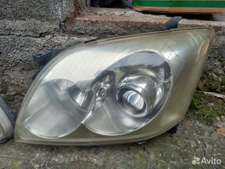 Фары Тойота авенсис 2004г