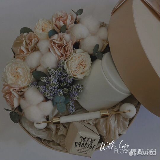 Цветы в шляпной коробке на 8 марта