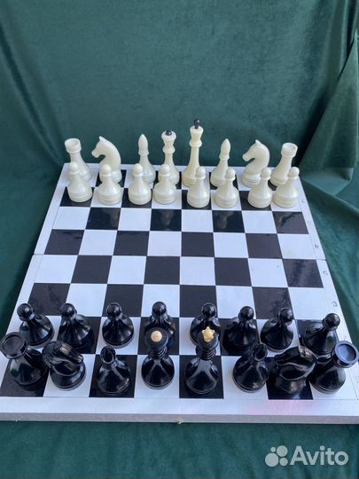 Шахматы СССР №30 карболитовые и шашки-шахматы