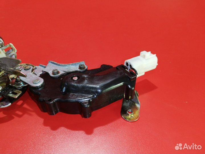 Замок двери задний левый Toyota Hilux Surf VZN130G