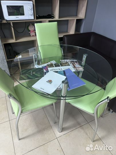 Стеклянный обеденный стол