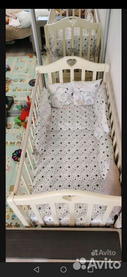 Детская кроватка с маятником и ящиком