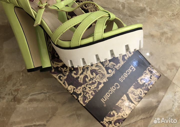 Босоножки новые, Лакированная кожа.Италия