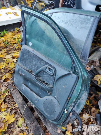 Передняя левая дверь Nissan primera 1995-2000