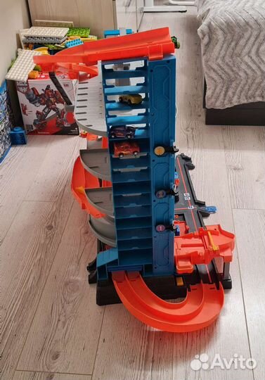 Трекпарковка Hot Wheels с акулой Ultimate Garage