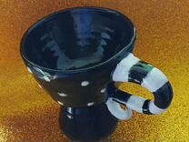 Керамическая чашка с полосатой фигурной ручкой