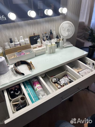 Гримерное зеркало со столом
