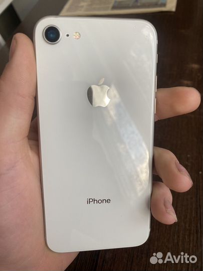 Телефон iPhone 8