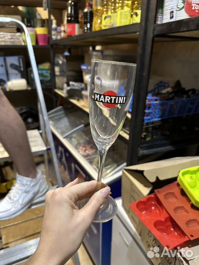 Бокалы под игристое вино;