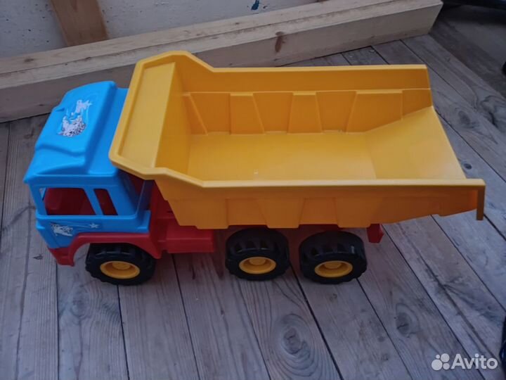 Игрушка самосвал