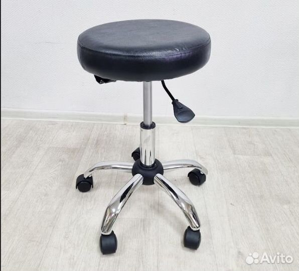 Стул таблетка для мастера педикюра