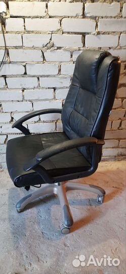 Офисное кожаное кресло
