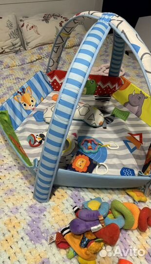Детский игровой коврик и играшки для малыша