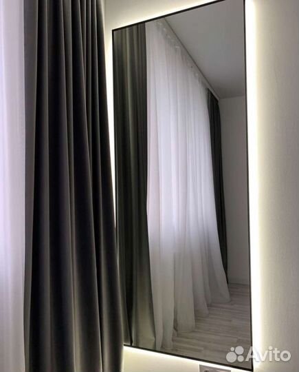 Зеркало в металлической раме с подсветкой