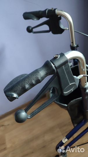 Ходунки для взрослых на колёсах и сумкой