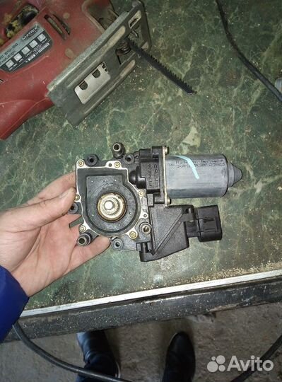 Моторчик в дверь переднюю левую Ауди А4 В5