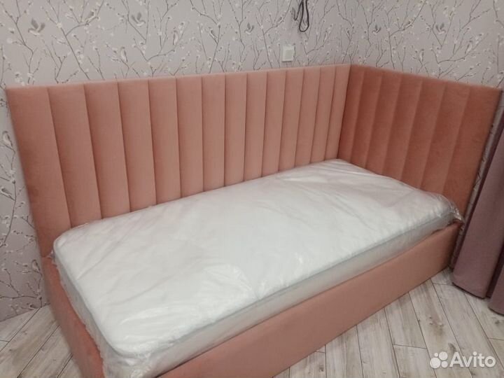 Кровать с матрасом