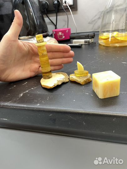 Янтарный сувенир маяк и кораблик