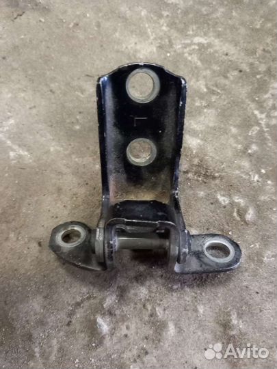 Петля двери задняя левая нижняя Camry 40