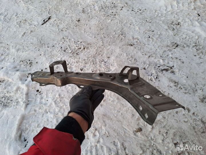 Суппорт фары Toyota Rav 4 30 2011