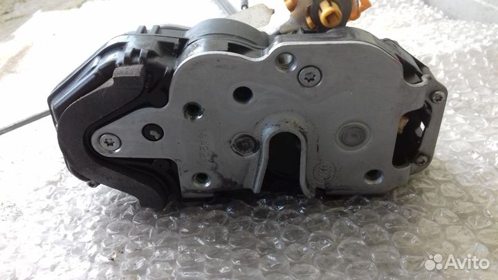 Опель Астра J замок передней правой двери