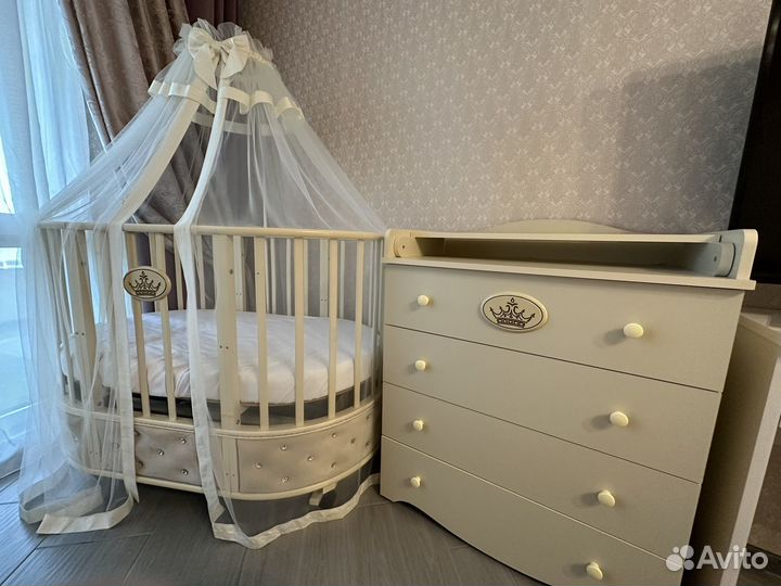 Детская кроватка и комод