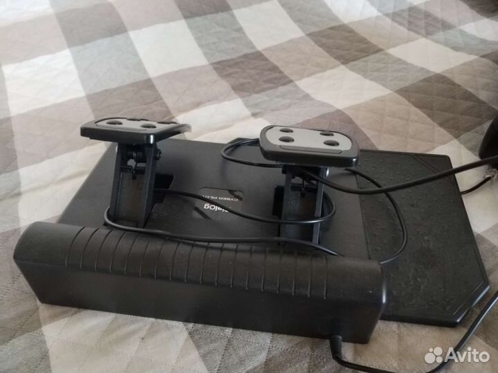 Игровой руль с педалями