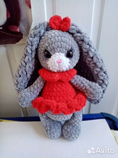 Вязаный плюшевый зайчик