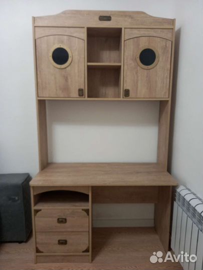 Школьный стол, уголок